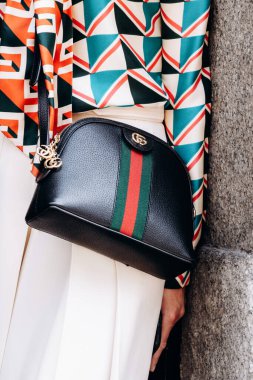 Milan, İtalya - 25 Haziran 2022: Gucci Ophidia marka omuz çantası giyen modacı. Moda blogcusu kıyafet detayları, sokak tarzı