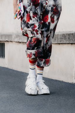 Milan, İtalya - 22 Haziran 2022: Erkekler Prada sandaletleri giyer. Moda blogcusu kıyafet detayları, sokak tarzı