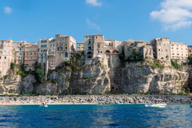Tropea, İtalya - 17 Temmuz 2022 Yazın güneşli bir günde yelkenli tekneli güzel bir deniz manzarası. Seyahat, hobi konsepti.