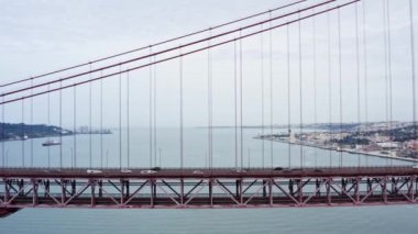 Portekizce Ponte 25 de Abril olarak da bilinen 25 Nisan Köprüsü, Portekiz 'in Lizbon kentindeki Tagus Nehri boyunca uzanan bir asma köprüdür.
