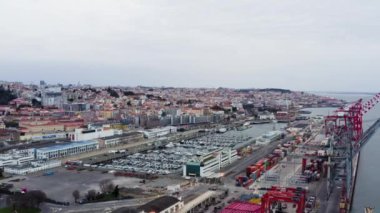 Lizbon Limanı ve şehrin havadan görüntüsü. Liman uluslararası ticaretin ana kapısı olarak hizmet vermektedir ve Portekiz 'deki deniz faaliyetleri için önemli bir merkezdir.