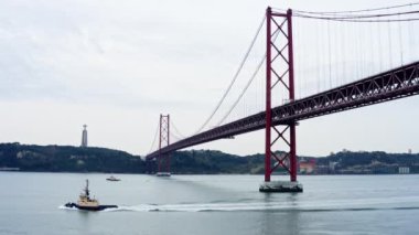 Portekizce Ponte 25 de Abril olarak da bilinen 25 Nisan Köprüsü, Portekiz 'in Lizbon kentindeki Tagus Nehri boyunca uzanan bir asma köprüdür.