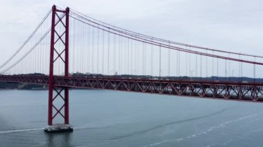 Portekizce Ponte 25 de Abril olarak da bilinen 25 Nisan Köprüsü, Portekiz 'in Lizbon kentindeki Tagus Nehri boyunca uzanan bir asma köprüdür.
