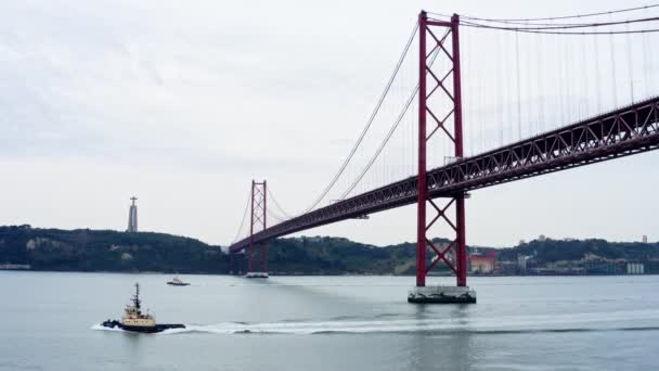Jembatan April Juga Dikenal Sebagai Ponte Abril Dalam Bahasa Portugis — Stok Video