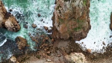 Yeşil manzaralı uçurumlar ve muhteşem kayalık kıyılar, Cabo da Roca, Portekiz, Avrupa anakarasının en batı noktası.