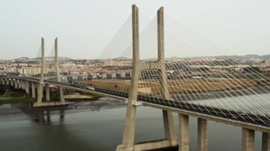 Portekiz 'deki Vasco da Gama Köprüsü' nün havadan görünüşü, Avrupa 'nın en uzun köprüsü, şehrin doğu yakasındaki Tagus Nehri' ni kapsıyor..