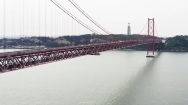 Portekizce Ponte 25 de Abril olarak da bilinen 25 Nisan Köprüsü, Portekiz 'in Lizbon kentindeki Tagus Nehri boyunca uzanan bir asma köprüdür.