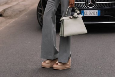 Milan, İtalya - 22 Şubat 2023: Fendi Peekaboo omuz çantası takan kadın. Moda blogcusu kıyafet detayları, sokak tarzı