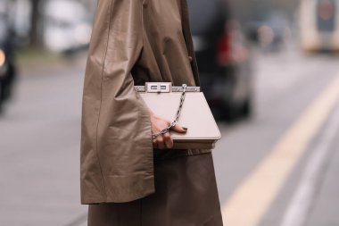 Milan, İtalya - 22 Şubat 2023: Fendi Peekaboo omuz çantası takan kadın. Moda blogcusu kıyafet detayları, sokak tarzı