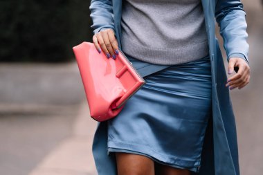 Milan, İtalya - 22 Şubat 2023: Pembe Fendi First Midi omuz çantası giyen kadın. Moda blogcusu kıyafet detayları, sokak tarzı