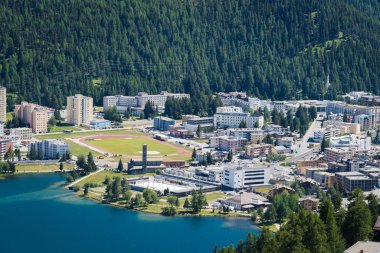 İsviçre, St.Moritz - 6 Haziran 2023: güneşli yaz gününde St. Morirz ve göl manzaralı şehir.