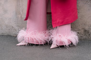 Milan, İtalya - 23 Şubat 2023: Prada pembe sapanlar giyen kadın. Moda blogcusu kıyafet detayları, sokak tarzı