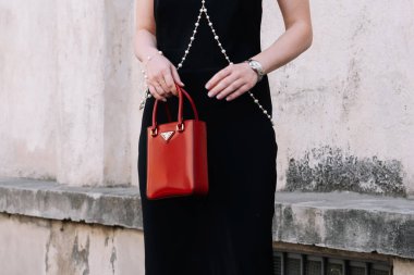 Milan, İtalya - 19 Haziran 2022: Kırmızı deri Prada çanta giyen kadın. Moda blogcusu kıyafet detayları, sokak tarzı