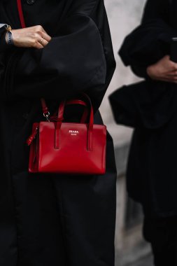 Milan, İtalya - 23 Şubat 2023: Kırmızı Prada Re-Edition 1995 mini omuz çantası giyen kadın. Moda blogcusu kıyafet detayları, sokak tarzı