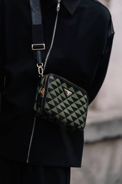 Milan, İtalya - 23 Şubat 2023: Prada Symbole omuz çantası takan kadın. Moda blogcusu kıyafet detayları, sokak tarzı