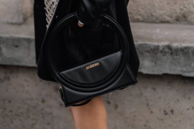 Milan, İtalya - 23 Şubat 2023: Jacquemus omuz çantası takan kadın. Moda blogcusu kıyafet detayları, sokak tarzı