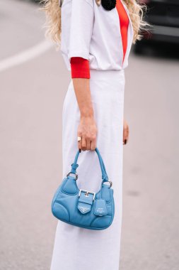 Milan, İtalya - 23 Şubat 2023: Prada Moon omuz çantası takan kadın. Moda blogcusu kıyafet detayları, sokak tarzı