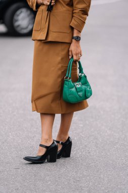 Milan, İtalya - 23 Şubat 2023: Prada Moon marka omuz çantası takan ve deri topuklu ayakkabı giyen kadın. Moda blogcusu kıyafet detayları, sokak tarzı