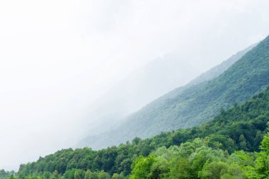 Akşam boyunca katmanlı sisli İtalyan Alpleri dağ sırasının güzel manzarası. Alp yaz gündoğumu. Lombardy, İtalya