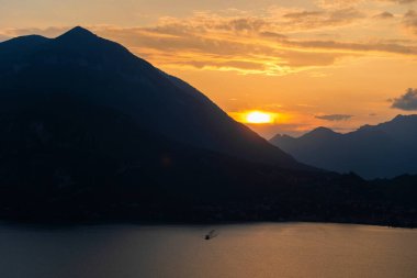 Dağ manzarası, yaz sabahları pitoresk dağ gölü, manzara, dağın tepesinden muhteşem göl manzarası. Como, İtalya