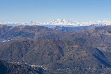 Akşam boyunca katmanlı sisli İtalyan Alpleri dağ sırasının güzel manzarası. Alp yaz gündoğumu. Lombardy, İtalya