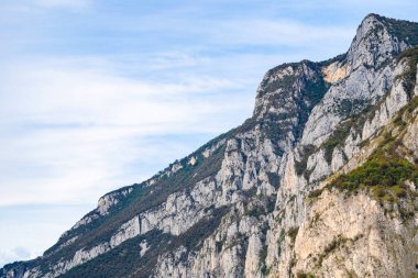 Akşam boyunca katmanlı sisli İtalyan Alpleri dağ sırasının güzel manzarası. Alp yaz gündoğumu. Lombardy, İtalya