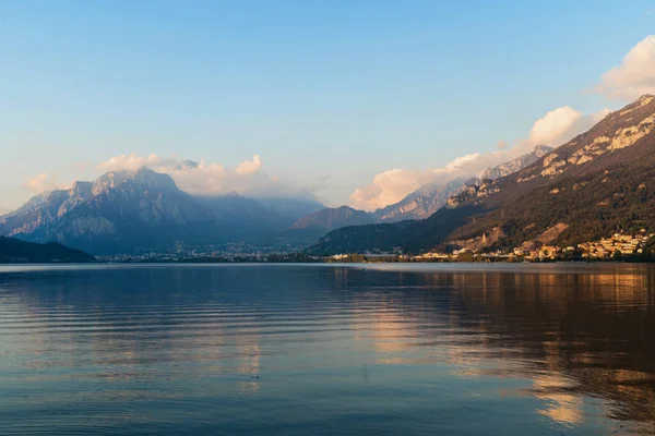 Dağ manzarası, yaz sabahları pitoresk dağ gölü, büyük bir manzara, dağın tepesinden şehir manzaralı muhteşem göl manzarası. Como, İtalya