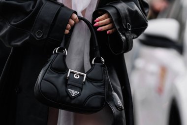 Milan, İtalya - 23 Şubat 2023: Prada Moon omuz çantası takan kadın. Moda blogcusu kıyafet detayları, sokak tarzı