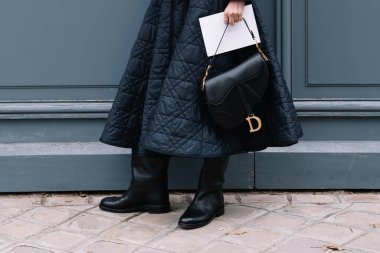 Paris, Fransa - 23 Ocak 2023: Dior omuz çantası takan kadın. Moda blogcusu kıyafet detayları, sokak tarzı