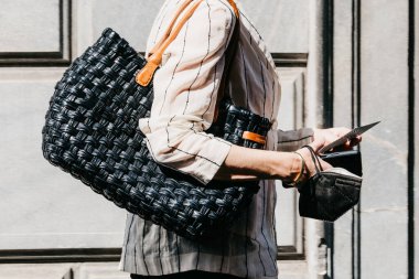 Milan, İtalya - 27 Haziran 2022: Deri Ermanno Scervino marka omuz çantası giyen kadın. Moda blogcusu kıyafet detayları, sokak tarzı