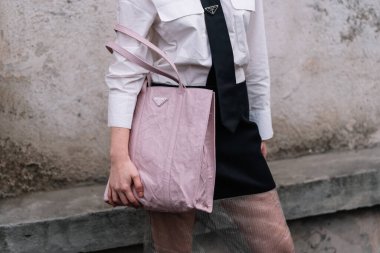 Milan, İtalya - 23 Şubat 2023: Prada nappa Antika çanta giyen kadın. Moda blogcusu kıyafet detayları, sokak tarzı