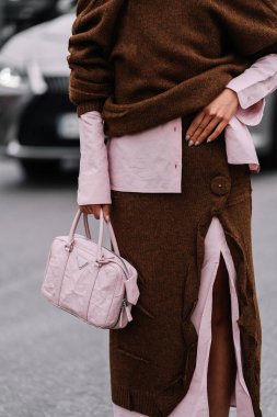 Milan, İtalya - 23 Şubat 2023: Pembe Prada Nappa Antika çanta giyen kadın. Moda blogcusu kıyafet detayları, sokak tarzı