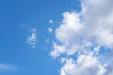 Beyaz bulutlu güzel mavi gökyüzü arkaplanı. Soyut doğa arka planı, yaz bulutları