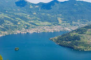 Dağ manzarası, yaz sabahları pitoresk dağ gölü, büyük bir manzara, dağın tepesinden şehir manzaralı muhteşem göl manzarası. Iseo, İtalya