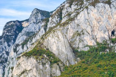 Akşam boyunca katmanlı sisli İtalyan Alpleri dağ sırasının güzel manzarası. Alp yaz gündoğumu. Lombardy, İtalya