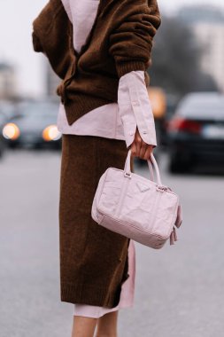 Milan, İtalya - 23 Şubat 2023: Pembe Prada Nappa Antika çanta giyen kadın. Moda blogcusu kıyafet detayları, sokak tarzı