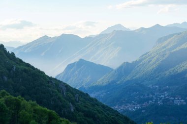 Akşam boyunca katmanlı sisli İtalyan Alpleri dağ sırasının güzel manzarası. Alp yaz gündoğumu. Lombardy, İtalya