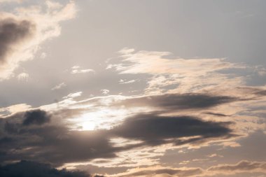 Akşamları bulutlu renkli günbatımı, karanlık bulutlu gökyüzünün fantastik manzarası. Dramatik ve resimli bir sabah sahnesi, gün batımında desenli mor bir gökyüzü manzarası.