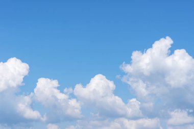 Beyaz bulutlu güzel mavi gökyüzü arkaplanı. Soyut doğa arka planı, yaz bulutları