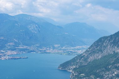 Dağ manzarası, yaz sabahları pitoresk dağ gölü, büyük bir manzara, dağın tepesinden şehir manzaralı muhteşem göl manzarası. Iseo, İtalya