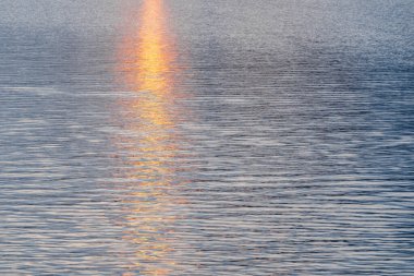 Plajdaki mavi deniz suyunun soyut bokeh arka planı - panoramik pankart. Su bokeh arkaplanı