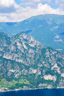 Dağ manzarası, yaz sabahları pitoresk dağ gölü, büyük bir manzara, dağın tepesinden şehir manzaralı muhteşem göl manzarası. Iseo, İtalya