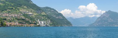 Dağ manzarası, yaz sabahları pitoresk dağ gölü, büyük bir manzara, dağın tepesinden şehir manzaralı muhteşem göl manzarası. Como, İtalya