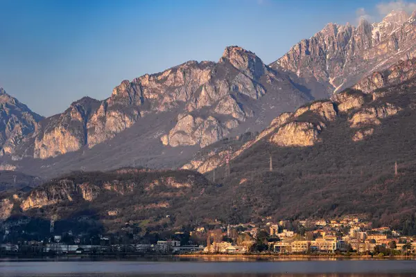 Hermoso Paisaje Cordillera Los Alpes Italianos Brumosos Capas Brumosos Durante — Foto de Stock