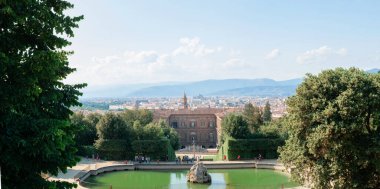 Floransa 'daki Boboli Garden' dan Palazzo Pitti 'nin panorama manzarası ve sağda Santa Maria del Fiore Katedrali. İtalya