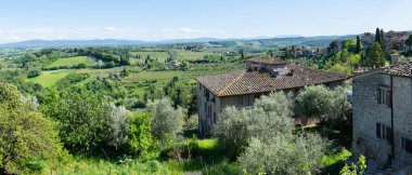 Toscana 'nın panoramik ve güzel kırsal manzarası. İtalya 'da yeşil tarlalar ve çayırlar.