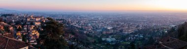 Bergamo 'nun panoramik manzarası, Dağ Vadisi' ndeki şehir manzarası, Lombardy, İtalya.