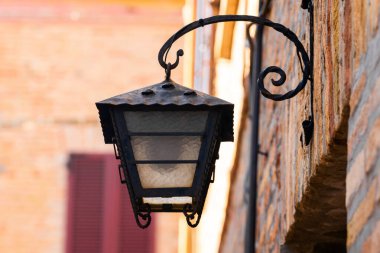 Şehrin sokaklarında asılı eski tarz sokak lambası. Metal çerçeveli lamba