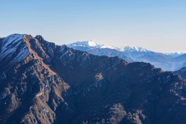 Akşam boyunca katmanlı sisli İtalyan Alpleri dağ sırasının güzel manzarası. Alp yaz gündoğumu. Lombardy, İtalya