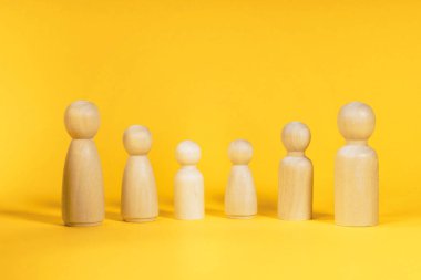 Aile bireyleri sarı arka planda. Aile kavramı, değerler, birlik, birliktelik ve ilişki.